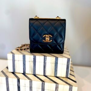 Chanel! Never used, crossbody 2021 quilted lambskin purse
